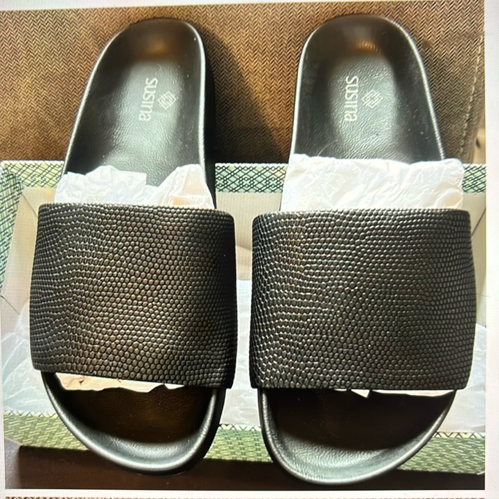 NWB Susina Vila-Pu Black Flat Slip On Slide. Size 8 & 10